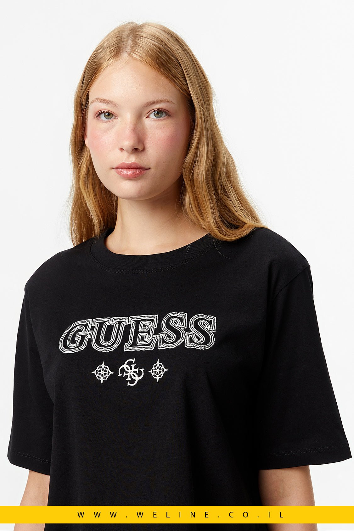 חולצת טי נשים Guess Gloria Boxy Fit – צבע שחור - WELINE.CO.IL
