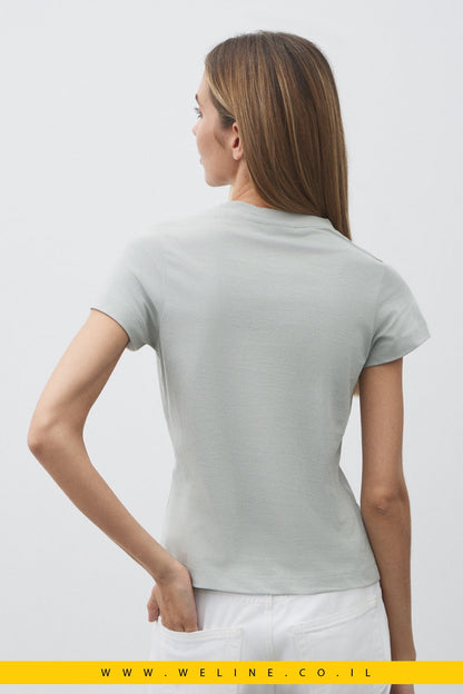 חולצת טי נשים GUESS NARCISO CN Slim Fit – צבע ירוק בהיר - WELINE.CO.IL