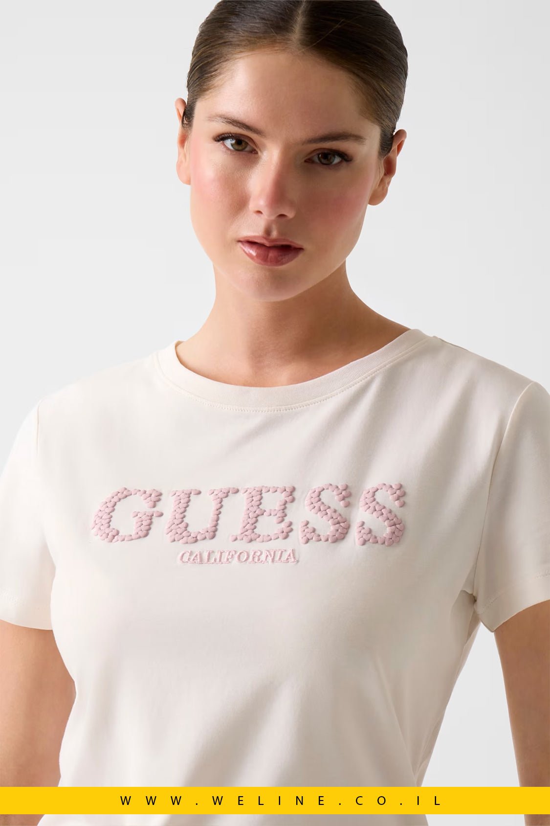 חולצת טי נשים GUESS Printed Logo – צבע לבן | דגם - WELINE.CO.IL