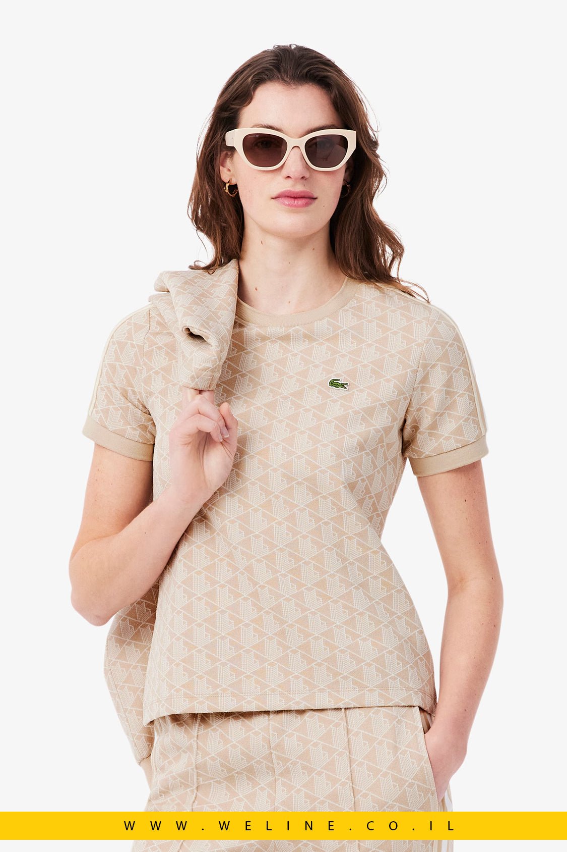 חולצת טי נשים Lacoste Slim Fit Monogram – צבע בז' / לבן - WELINE.CO.IL