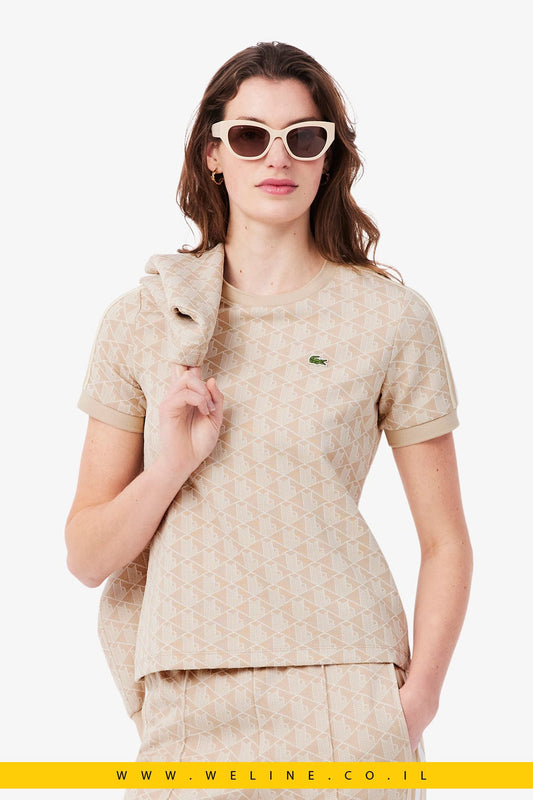 חולצת טי נשים Lacoste Slim Fit Monogram – צבע בז' / לבן - WELINE.CO.IL