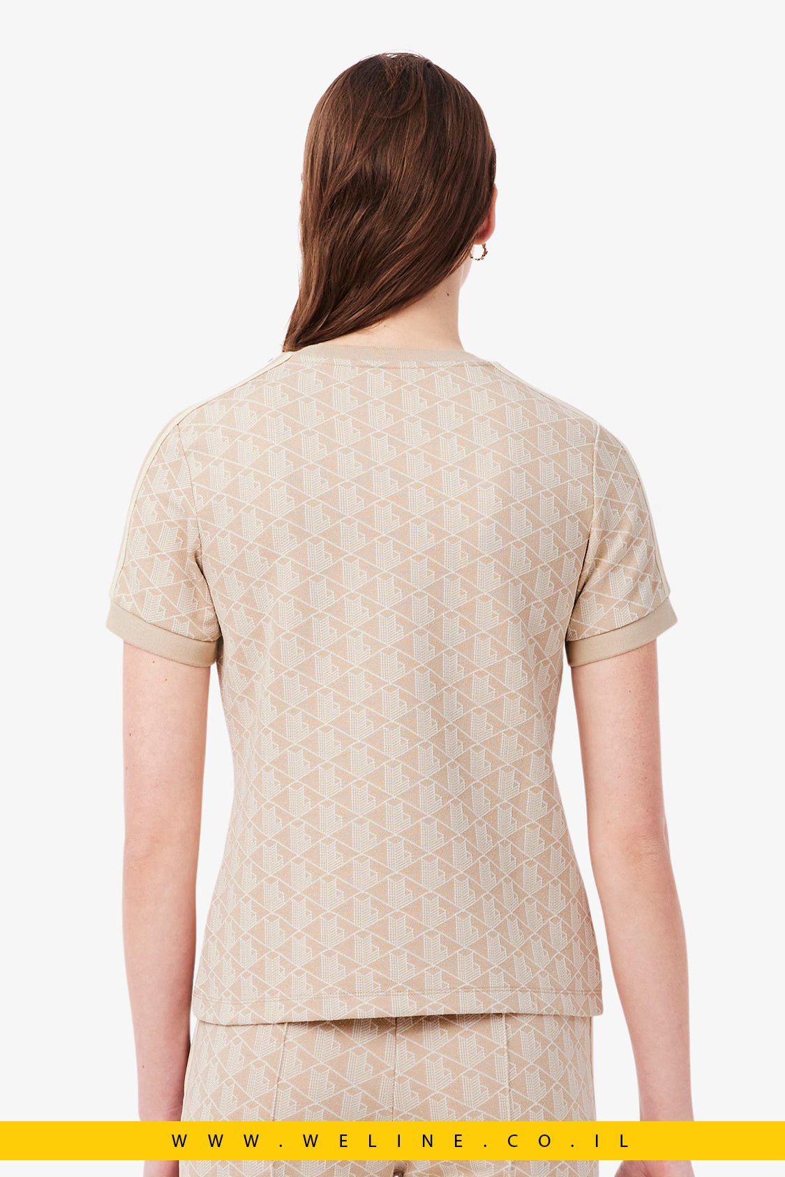 חולצת טי נשים Lacoste Slim Fit Monogram – צבע בז' / לבן - WELINE.CO.IL