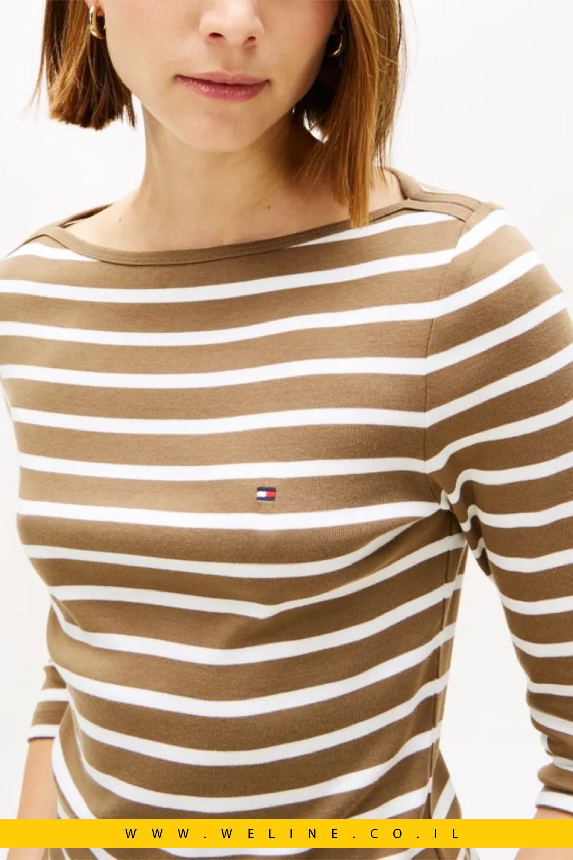 חולצת טי נשית ומחמיאה מבית Tommy Hilfiger בעיצוב פסים אפור כהה נורדי / אקרו סטפ - WELINE.CO.IL