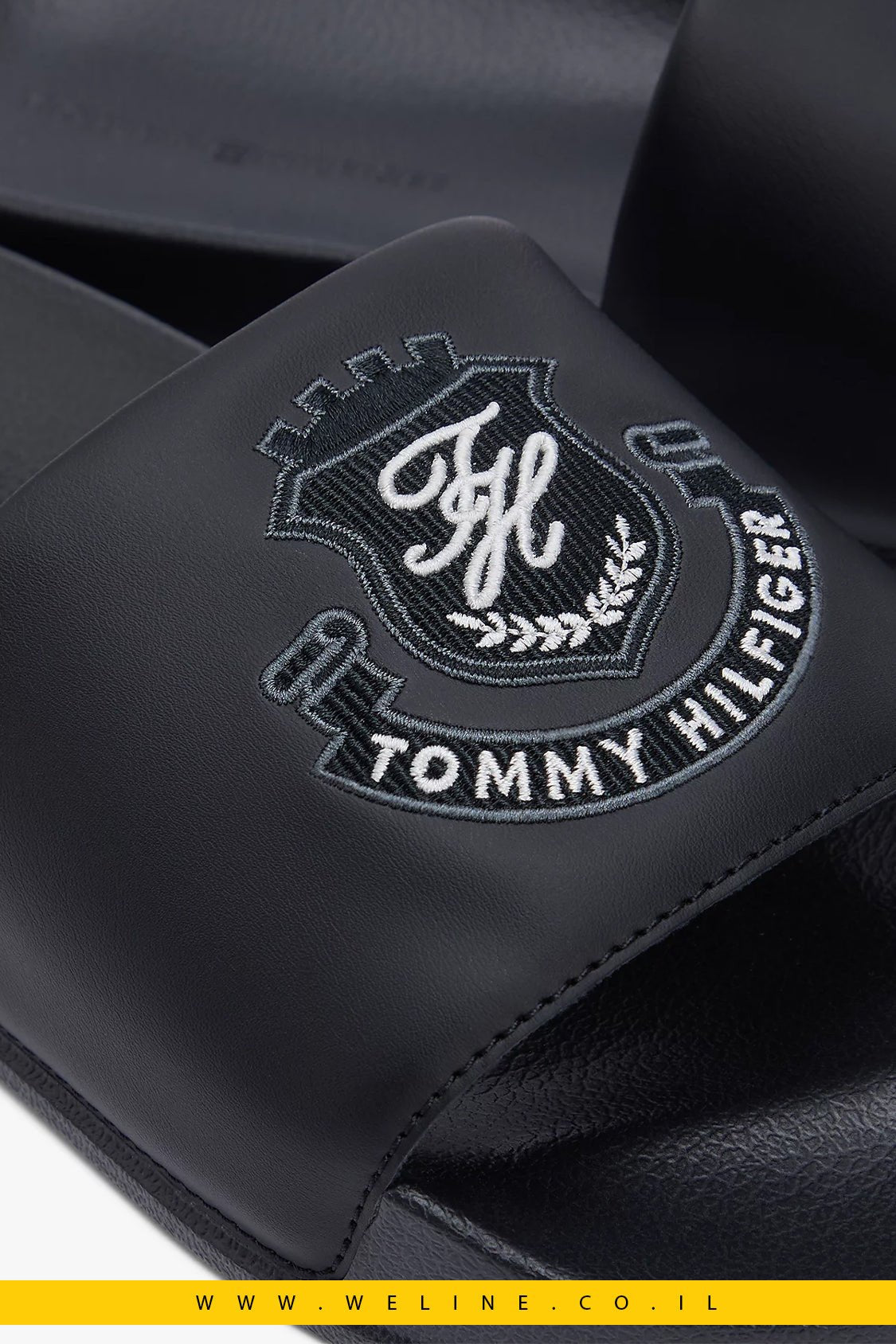 כפכפי גברים Tommy Hilfiger Crest Appliqué Pool Slides – צבע שחור - WELINE.CO.IL