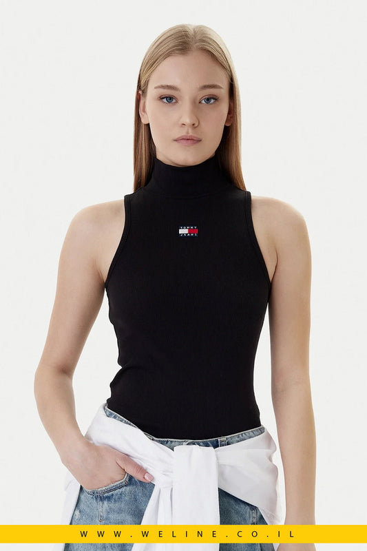 גופיית נשים Tommy Jeans Badge Slim Fit עם צווארון גולף – צבע שחור - WELINE.CO.IL