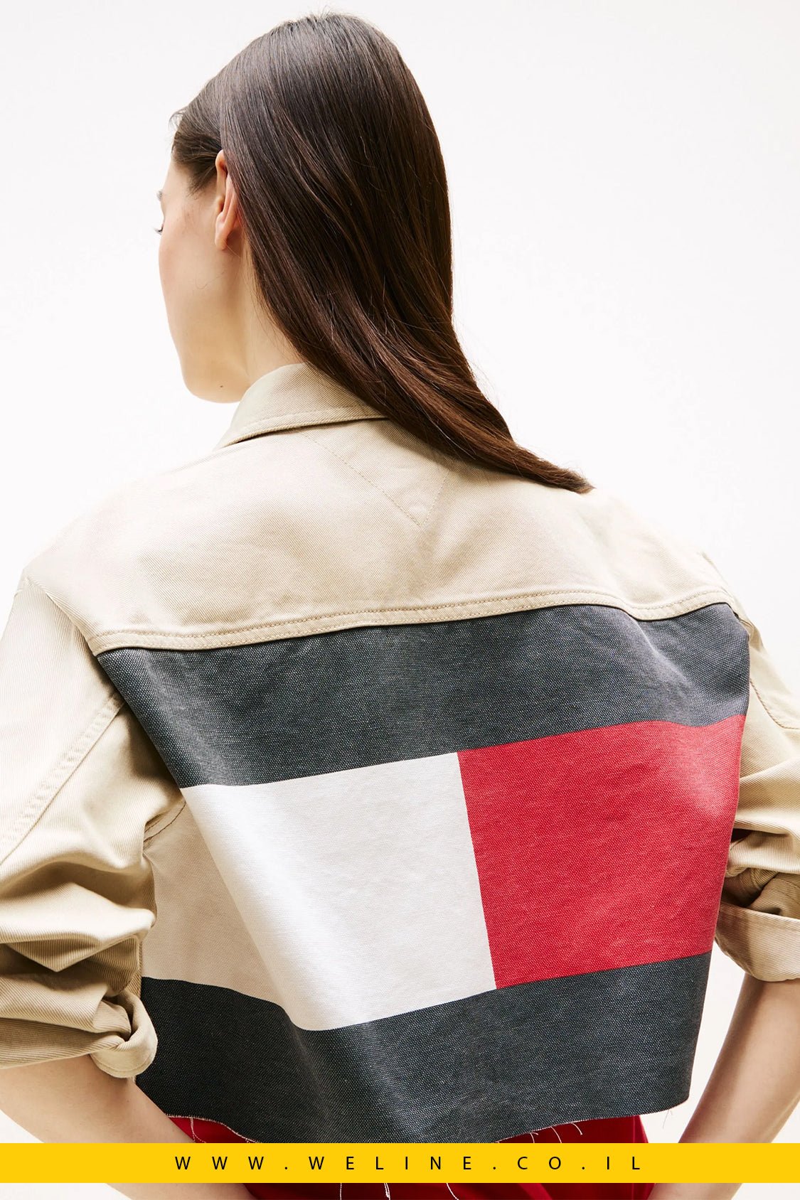 ג׳קט ג׳ינס נשים Tommy Jeans – Cropped עם לוגו אחורי - WELINE.CO.IL