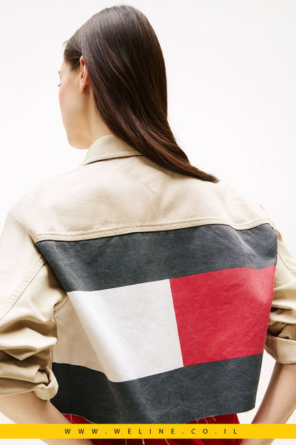 ג׳קט ג׳ינס נשים Tommy Jeans – Cropped עם לוגו אחורי - WELINE.CO.IL