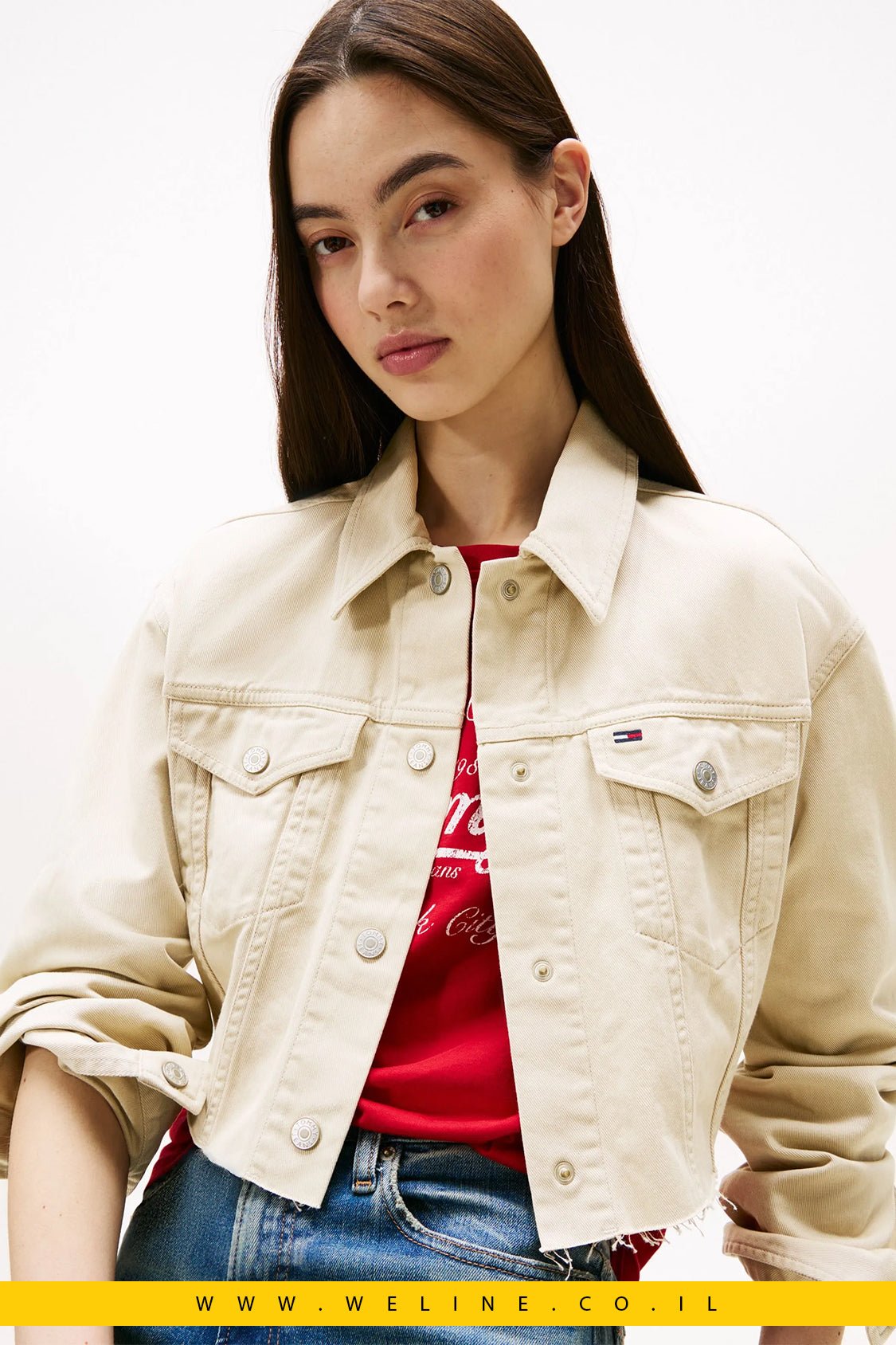 ג׳קט ג׳ינס נשים Tommy Jeans – Cropped עם לוגו אחורי - WELINE.CO.IL