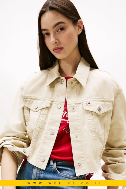 ג׳קט ג׳ינס נשים Tommy Jeans – Cropped עם לוגו אחורי - WELINE.CO.IL