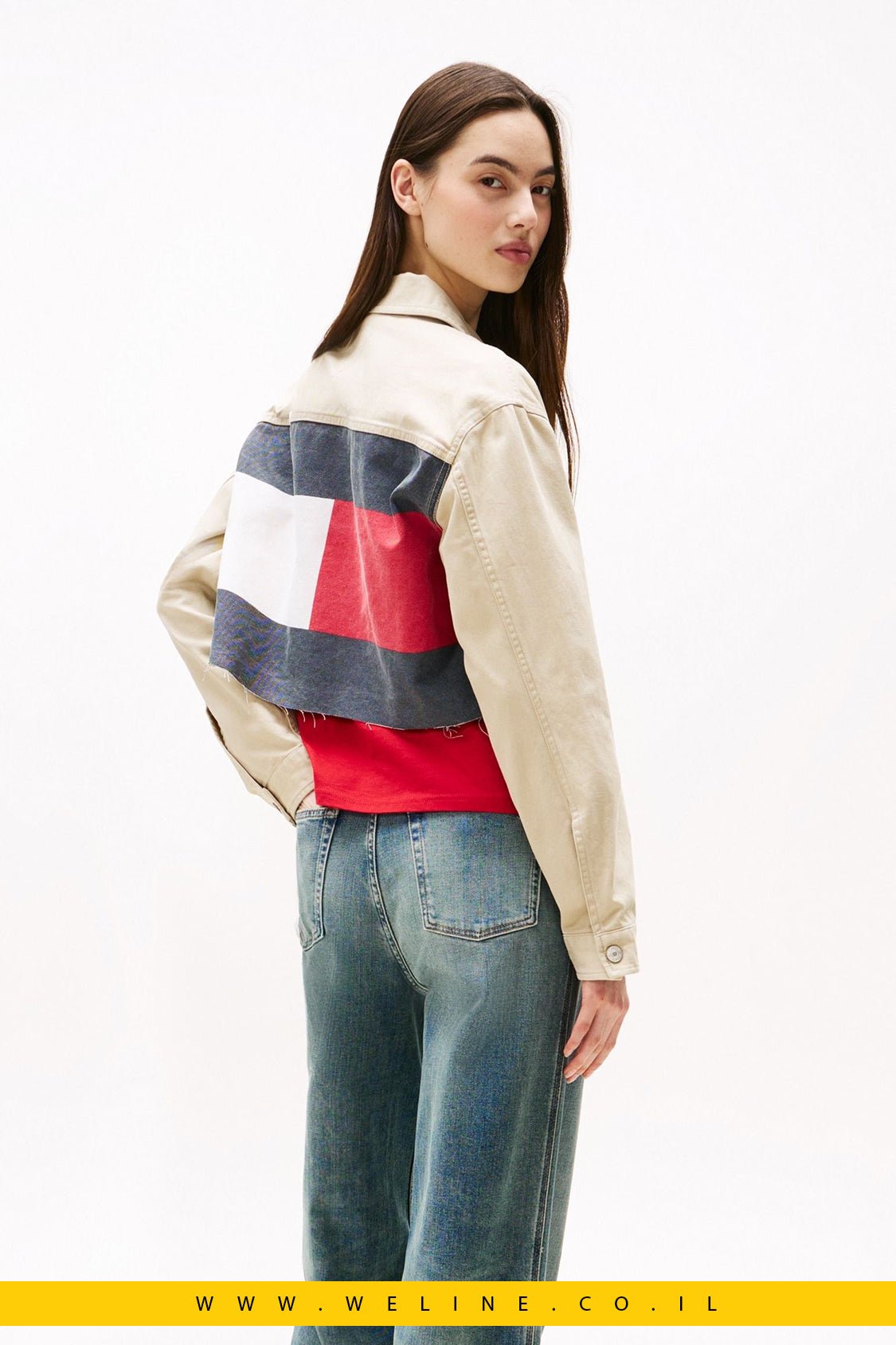 ג׳קט ג׳ינס נשים Tommy Jeans – Cropped עם לוגו אחורי - WELINE.CO.IL