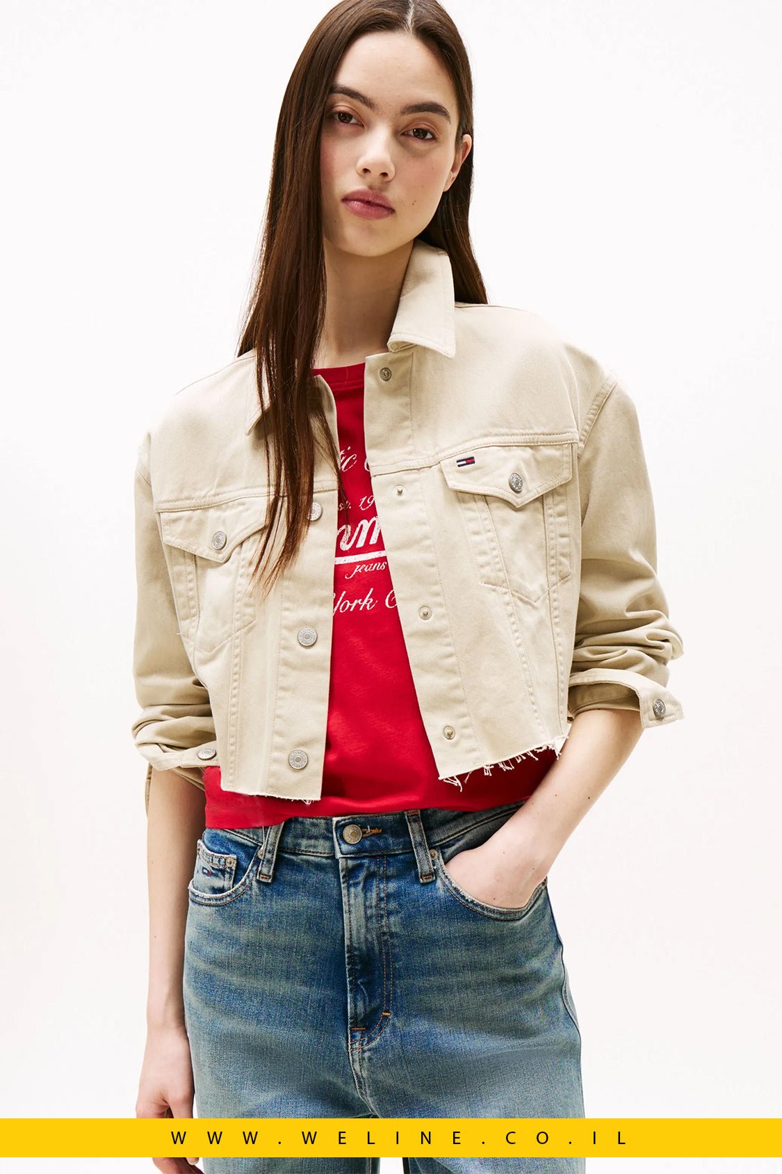 ג׳קט ג׳ינס נשים Tommy Jeans – Cropped עם לוגו אחורי - WELINE.CO.IL