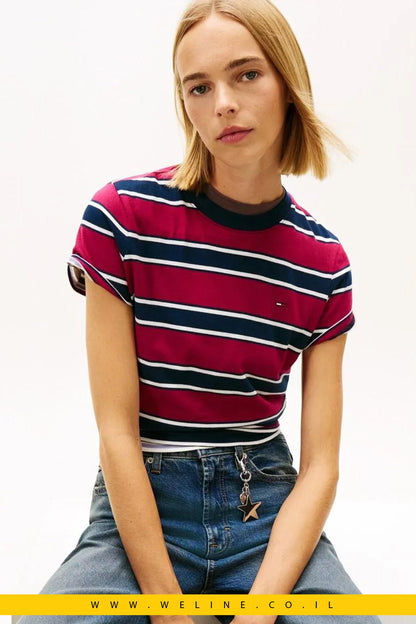 חולצת טי נשים Tommy Jeans Regular Fit – צבע ורוד כחול - WELINE.CO.IL