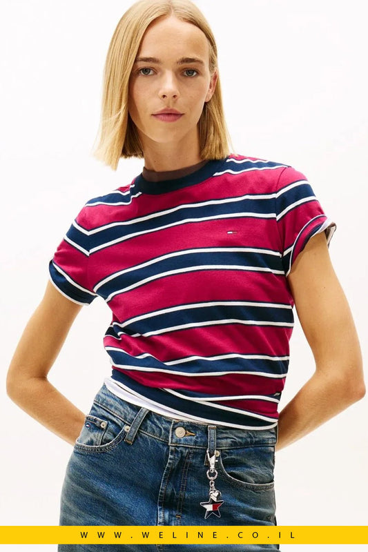 חולצת טי נשים Tommy Jeans Regular Fit – צבע ורוד כחול - WELINE.CO.IL
