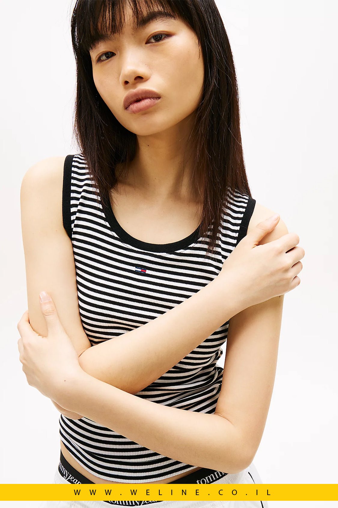 גופיית נשים Tommy Jeans Ribbed Scoop Neck Slim Tank Top – פסים שחור / אקרו | דגם - WELINE.CO.IL