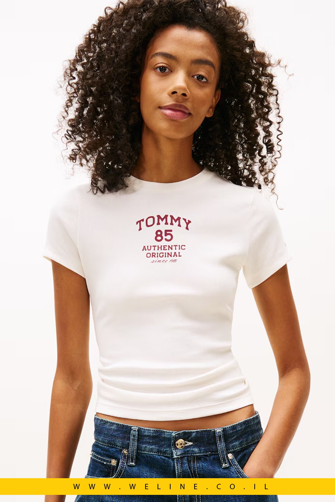 טי - שירט נשים Tommy Jeans Slim Fit – צבע לבן שבור (Off White) - WELINE.CO.IL