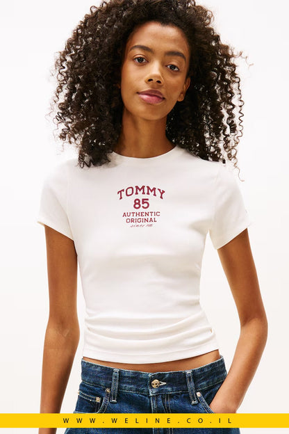 טי - שירט נשים Tommy Jeans Slim Fit – צבע לבן שבור (Off White) - WELINE.CO.IL