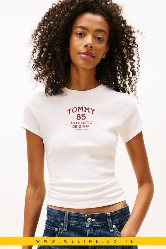 טי - שירט נשים Tommy Jeans Slim Fit – צבע לבן שבור (Off White) - WELINE.CO.IL