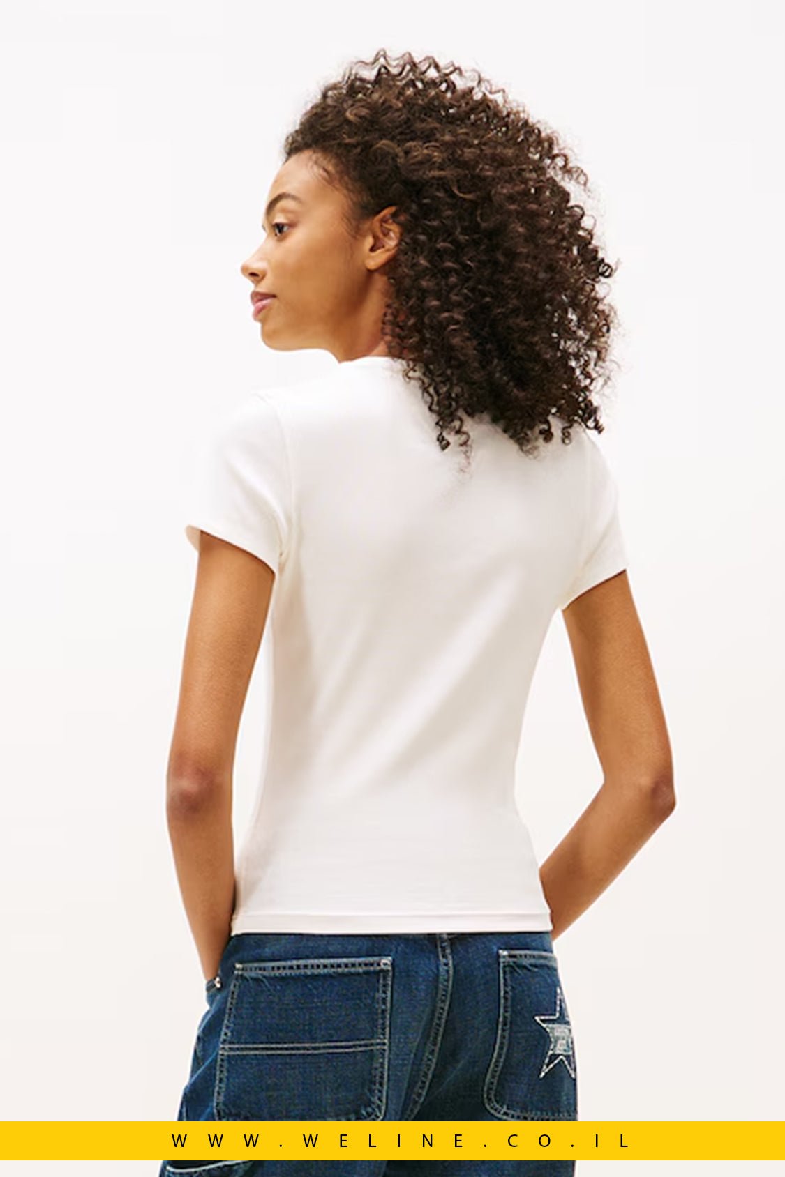 טי - שירט נשים Tommy Jeans Slim Fit – צבע לבן שבור (Off White) - WELINE.CO.IL