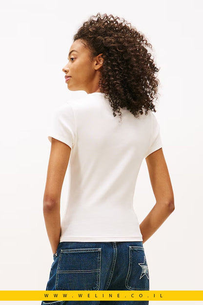 טי - שירט נשים Tommy Jeans Slim Fit – צבע לבן שבור (Off White) - WELINE.CO.IL