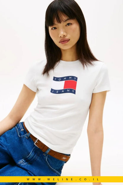 חולצת טי נשים Tommy Jeans Slim עם Wavy Flag – צבע לבן - WELINE.CO.IL