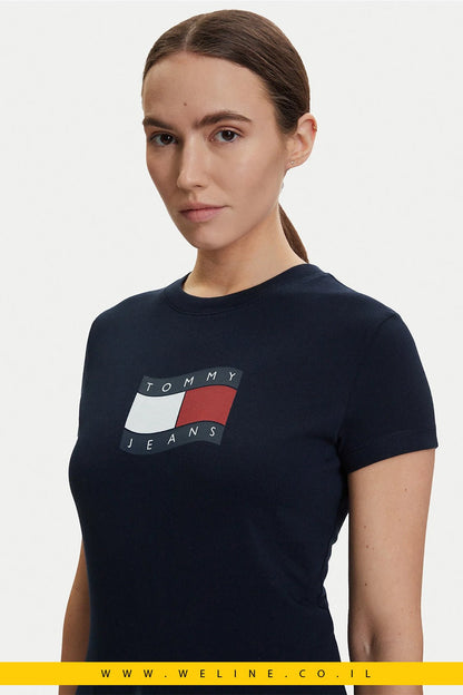 חולצת טי נשים Tommy Jeans Slim עם Wavy Flag – צבע כחול כהה - WELINE.CO.IL