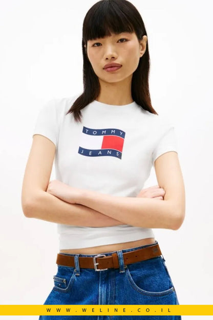חולצת טי נשים Tommy Jeans Slim עם Wavy Flag – צבע לבן - WELINE.CO.IL