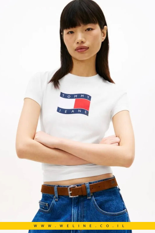 חולצת טי נשים Tommy Jeans Slim עם Wavy Flag – צבע לבן - WELINE.CO.IL