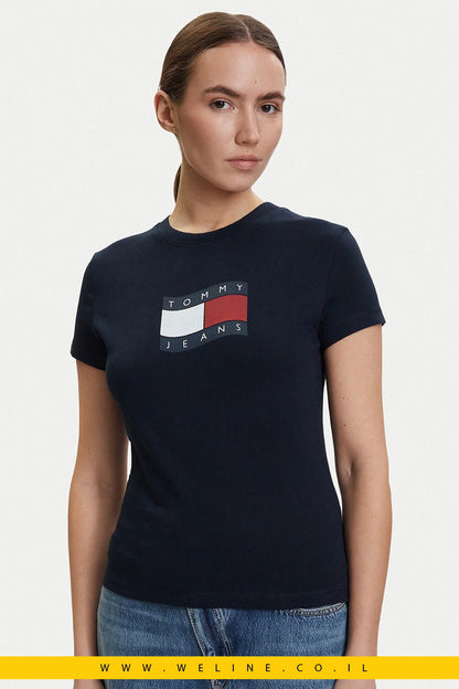 חולצת טי נשים Tommy Jeans Slim עם Wavy Flag – צבע כחול כהה - WELINE.CO.IL