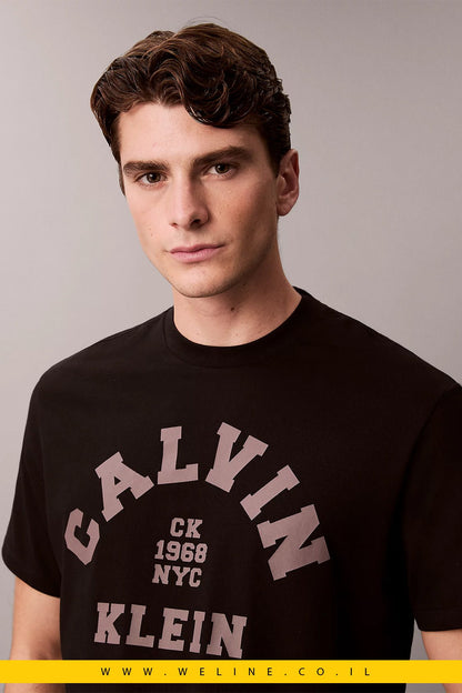 טי - שירט גברים Varsity Logo Graphic Relaxed – Calvin Klein - WELINE.CO.IL