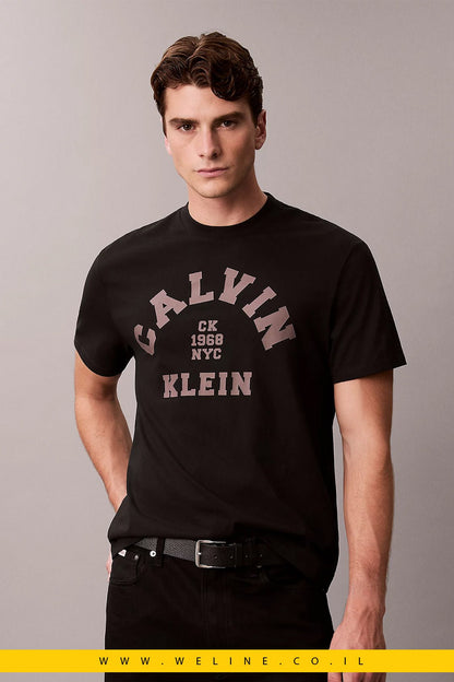 טי - שירט גברים Varsity Logo Graphic Relaxed – Calvin Klein - WELINE.CO.IL